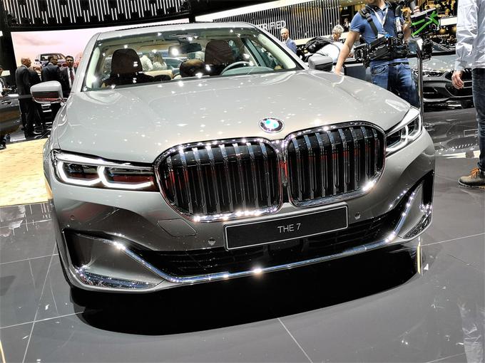 BMW je v Ženevi razkril prenovljeno serijo 7, ki mnenja najbolj deli z vse večjo masko motorja. Enako zasnovo ima tudi X7. | Foto: Gregor Pavšič