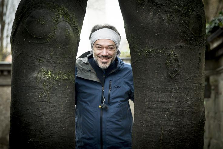 Ko je prevajal knjige o priljubljenem čarovniku Harryju Potterju, mu je več bralcev namignilo, da bi moral napisati tudi kaj svojega. | Foto: Ana Kovač