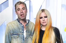 Pevka Avril Lavigne razdrla zaroko