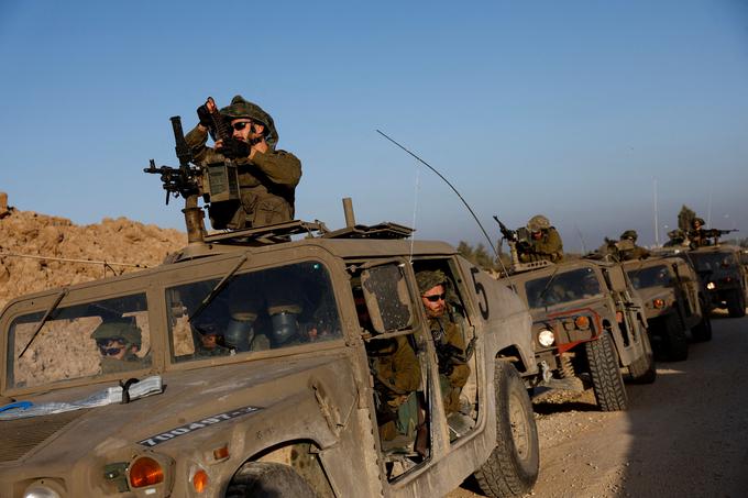 Medtem ko so izraelske sile pred tem poročale, da je njihov cilj prevzem operativnega nadzora nad severnim območjem Gaze, se sedaj osredotočajo na južni in osrednji del Gaze. Boji se stopnjujejo in širijo predvsem v južnem mestu Han Junis, ki velja za trdnjavo Hamasa. Vojska domneva, da se v tamkajšnjem podzemnem predoru zadržujejo voditelji Hamasa, ki stojijo za napadi na Izrael 7. oktobra. | Foto: Reuters
