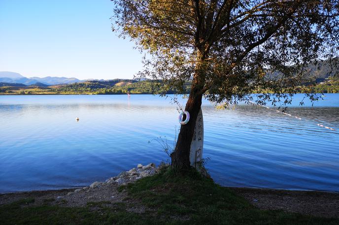 Velenje, Velenjsko jezero | Na velenjski občini obiskovalcem jezera svetujejo, naj priporočila upoštevajo in se na delih jezera, kjer opazijo zelene gošče, izogibajo stiku z vodo. | Foto Shutterstock