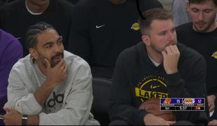Začelo se je z visokim porazom LA Lakers, Luka Dončić je le gledal #video