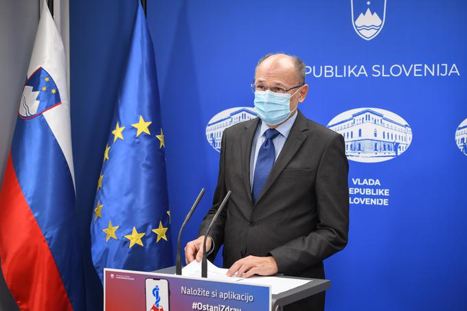 Vladni govorec Jelko Kacin je poudaril, da se moramo spet vsi začeti obnašati tako, kot da smo okuženi. | Foto: STA ,