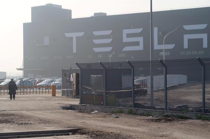 Tesla | Zunanjost Tesline tovarne na Kitajskem. | Foto Reuters