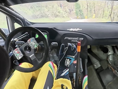 Pogled iz avtomobila: mojstrska vožnja Slovenca po italijanskem makadamu #video