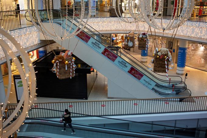 Danska je zaradi velikega števila novih okužb prejšnji teden spet zaostrila protikoronske ukrepe. Svoja vrata so morali zapreti tudi večji trgovski centri. | Foto: Reuters