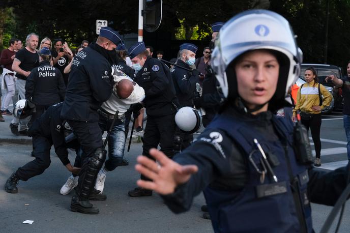 belgijska policija bruselj nasilje kriminal | Belgijska zvezna vlada kot eno ključnih rešitev predlaga združitev šestih policijskih enot v Bruslju v enotno službo, s čimer želi izboljšati učinkovitost delovanja policije. | Foto Reuters
