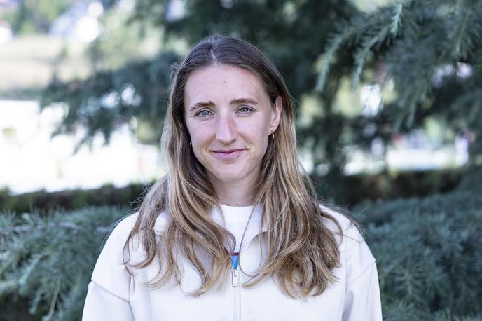 Lara Prašnikar | Lara Prašnikar je v Sloveniji izstopala že kot najstnica. V zgodovino športne gimnazije Šiška se je vpisala kot prvo dekle, ki je obiskovalo nogometni razred. Do takrat so ga sestavljali le fantje, nato pa so dobili ambiciozno sošolko, ki jih je umirila, za nameček se je lahko z njimi dokaj enakovredno kosala še na igrišču. Uspeh ni izostal. Že pri 17 letih je odšla v Nemčijo, postala profesionalka, hkrati tudi ena najboljših slovenskih nogometašic. Deset let pozneje piše zgodovino v ZDA.  | Foto Ana Kovač