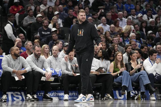 Luka Dončić | Luka Dončić je četrtkovo tekmo s Clippersi spremljal z roba igrišča. | Foto Guliverimage