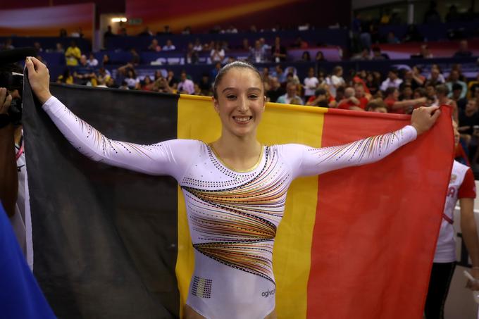 Belgijka Nina Derwael je zmagala na dvovišinski bradlji in svoji državi pritelovadila prvo zlato medaljo. | Foto: Getty Images