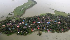 V Indiji poplave zahtevale več kot 400 žrtev
