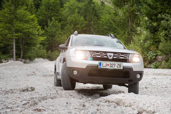 Dovolite, da vas prevzame: Dacia Duster je visokozmogljivi terenec, ki ne pozna kompromisov in ki se uspešno spopada tudi z najbolj zahtevnimi razmerami na cesti. | Foto: Klemen Korenjak