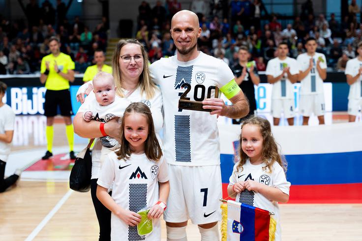 Družina Osredkarjevih je zelo povezana. V Bosni in Hercegovini živi sam. Pogoj, da je sprejel ponudbo kluba Bubamara iz Cazina, je bil ta, da ima dva dni na teden prosto. Tega so se pri njegovem delodajalcu držali. Tako ponedeljek in torek preživi z družino v Sloveniji. | Foto: Filip Barbalić