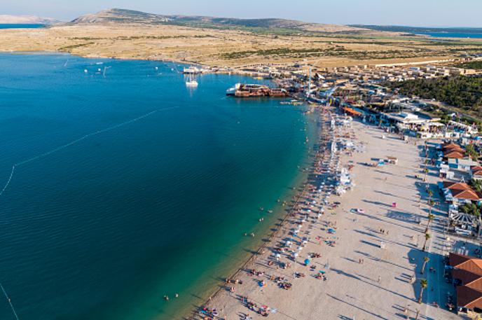 Zrće Hrvaška | Za zdaj je na zabave na plaži Zrće mogoče vstopiti z evropskim digitalnim covidnim potrdilom, za druge goste pa v svojem testnem centru opravljajo hitra antigenska testiranja. | Foto Getty Images