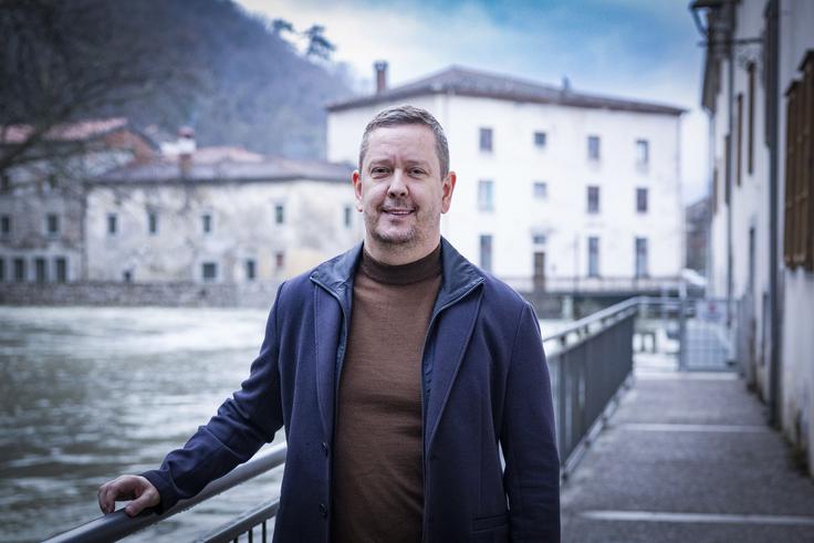 V Vipavi se počuti imenitno. Čeprav je do 27. leta živel v Ljubljani, se ne bi več vračal v največje slovensko mesto, ampak ostaja zvest mestecu, ki se lahko pohvali s tem, da ima edini deltasti izvir reke v Evropi. | Foto: Ana Kovač