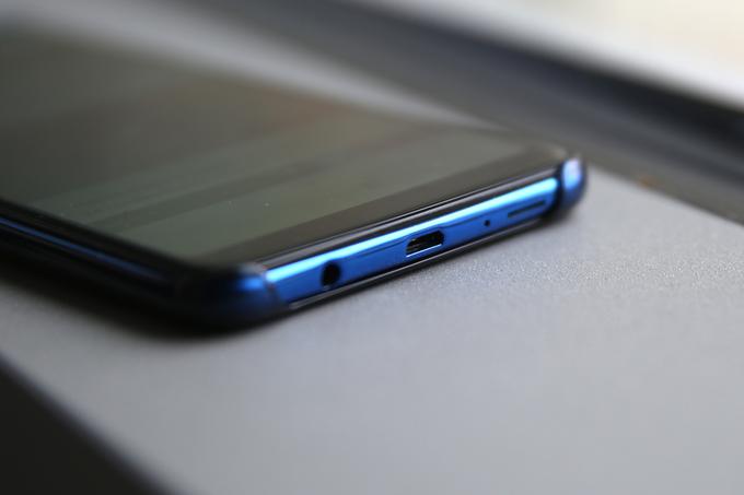 Zvest starim standardom: Samsung Galaxy A7 (2018) ima vmesnik microUSB in 2,5-milimetrski analogni priključek za slušalke. | Foto: Bojan Puhek