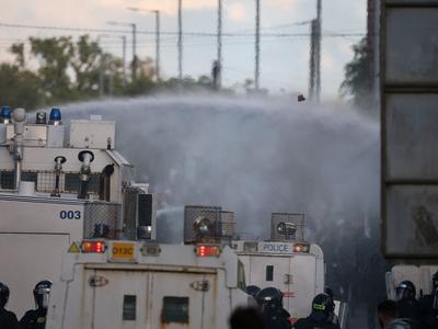 Severnoirska policija proti nasilnim protestnikom z vodnimi 