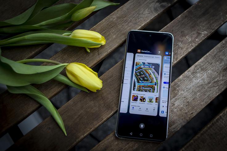 Slika na zaslonu pregibnega pametnega telefona Huawei P50 Pocket (OLED, FHD+) se osvežuje 120-krat v sekundi, zato bo kos tudi najbolj dinamičnim vsebinam.  | Foto: Ana Kovač