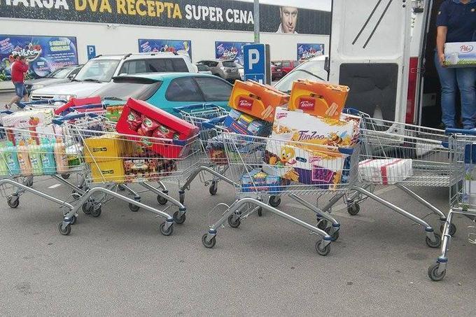 Z delom pridobljenega denarja na licitaciji je v trgovini Lidl v Mariboru kupil hrano. | Foto: 
