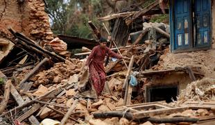 Število žrtev potresa v Nepalu blizu šest tisoč (video)