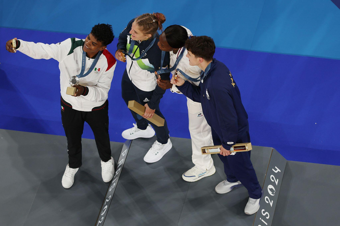 Dobitnica zlate medalje Andreja Leški iz Slovenije, dobitnica srebrne medalje Prisca Awiti Alcaraz iz Mehike ter dobitnici bronaste medalje Clarisse Agbegnenou iz Francije in Laura Fazliu iz Kosova pri ustvarjanju selfija s telefonom Samsung Galaxy Z Flip6 Olympic Edition med podelitvijo medalj v judu v kategoriji za ženske do 63 kg na četrti dan olimpijskih iger Pariz 2024 v areni Champs-de-Mars 30. julija 2024 v Parizu v Franciji. | Foto: Robb Carr / Getty Images