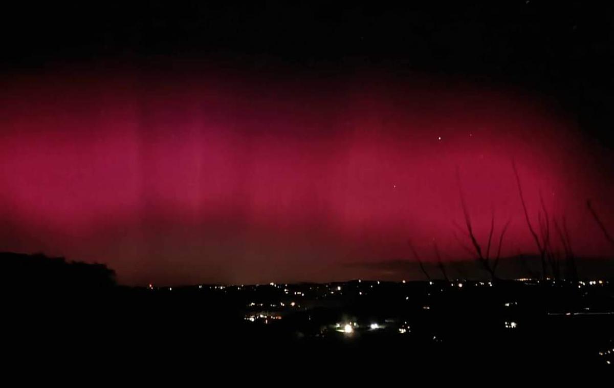 aurora | Severni sij nastane, ko električno nabiti delci magnetosfere, v glavnem so to elektroni, lahko tudi protoni (Sončev veter) in nekateri težki ioni (kisik in dušik), pridejo v stik z Zemljinim ozračjem in tam reagirajo ter posledično zasvetijo. | Foto Amadej Krepek, Meteoinfo Slovenija