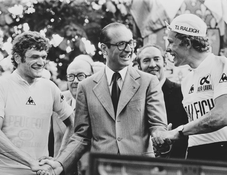 Nekdanji predsednik Francije in župan Pariza Jacques Chirac v družbi zmagovalca Toura Bernarda Theveneta.  | Foto: Getty Images