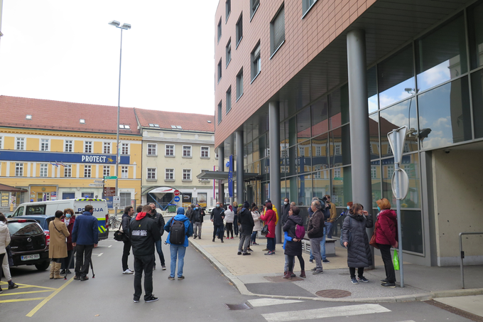 V podporo dijakinji se je pred poslopjem Okrajnega sodišča v Mariboru zbrala množica ljudi in jo pozdravila z aplavzom. | Foto: Andreja Seršen /STA