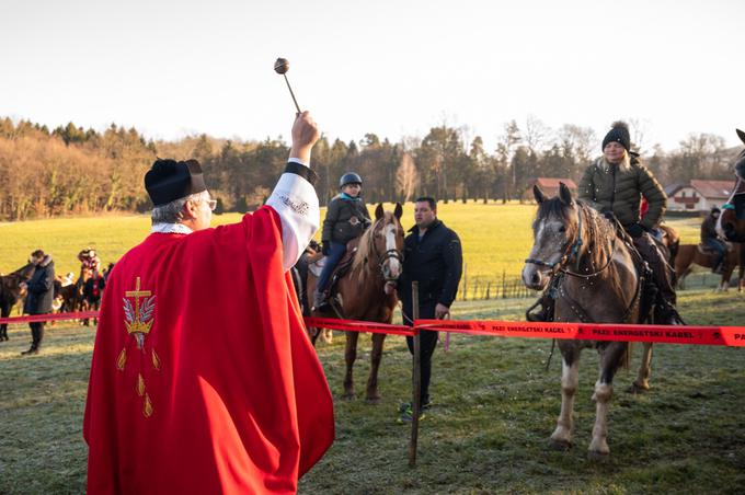 Po legendi naj bi sv. Štefan z znamenjem križa ukrotil divjega konja, s čimer je, kot je v Prazničnem letu Slovencev zapisal etnolog Niko Kuret, v očeh ljudstva prevzel zavetništvo nad konji. | Foto: STA