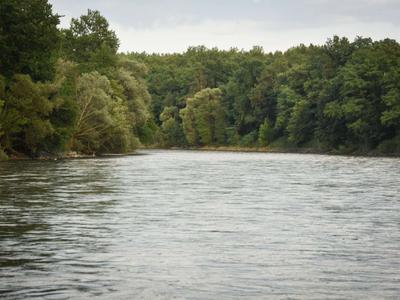 Na reki Muri se je prevrnil čoln, rešili devet oseb