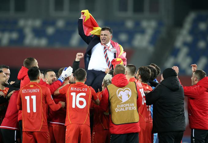 Selektor Severne Makedonije Igor Angelovski, ki je del nogometne kariere prebil tudi v Celju, na rokah  varovancev po zmagi v Tbilisiju. | Foto: Reuters