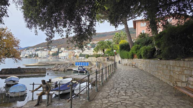 Prepoznavna znamenitost Opatije je tudi 12 kilometrov dolgo obmorsko sprehajališče Lungomare. V spodnjem levem kotu je spomenik čolnarjem, ki so z besedama "Barke fahren" (voziti se s čolnom) vabili turiste. | Foto: Srdjan Cvjetović