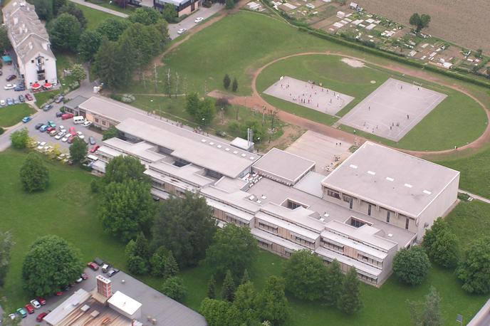 Osnovna šola Franceta Prešerna Kranj | V Kranju je zagorelo na delu stavbe OŠ Franceta Prešerna, ena od učilnic je pogorela. | Foto Facebook