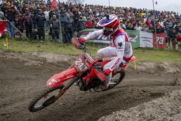 Tim Gajser si je po dveh tednih treninga na motorju zdaj vzel nekaj dni odmora na morju, kjer je zaprosil dolgoletno dekle Špelo za roko. | Foto: Honda Racing/ShotbyBavo