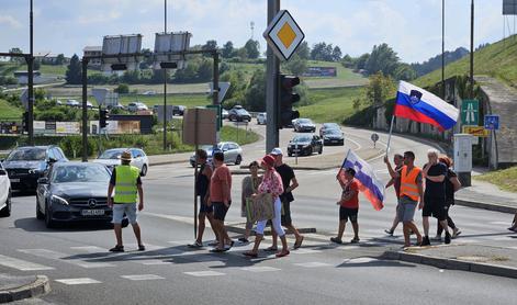 Civilna iniciativa v Šentilju s protestnim sprehodom čez cesto za rešitev težav s prometom