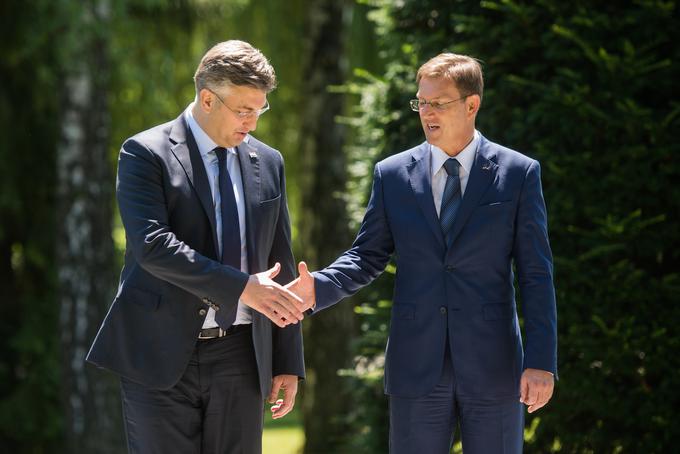 Tako kot na nedavnem srečanju s hrvaškim premierjem Andrejem Plenkovićem je Cerar še enkrat poudaril, da se je Slovenija s Hrvaško pripravljena pogovarjati samo še o implementaciji arbitražne sodbe. | Foto: 