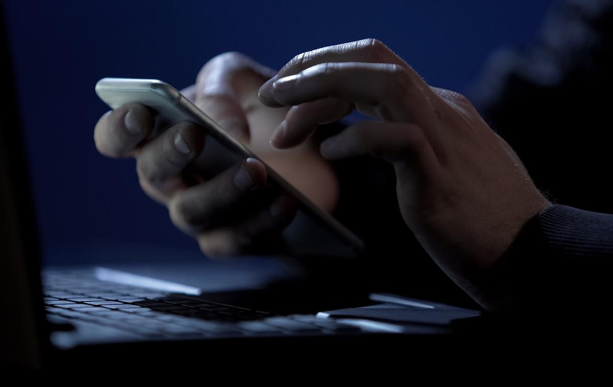Pametni telefon, virus, trojanski konj, heker | Vodja združenja Marubo opozarja tudi, da se člani plemena, odkar so dobili dostop do interneta, veliko manj pogovarjajo s svojimi družinami oziroma med seboj.  | Foto Shutterstock