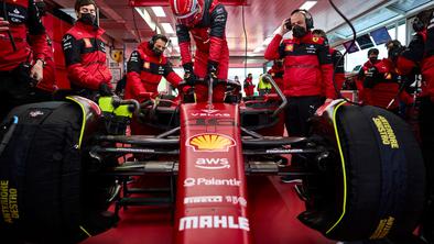 Natočite gorivo in odpeljite svojega mini Ferrarija