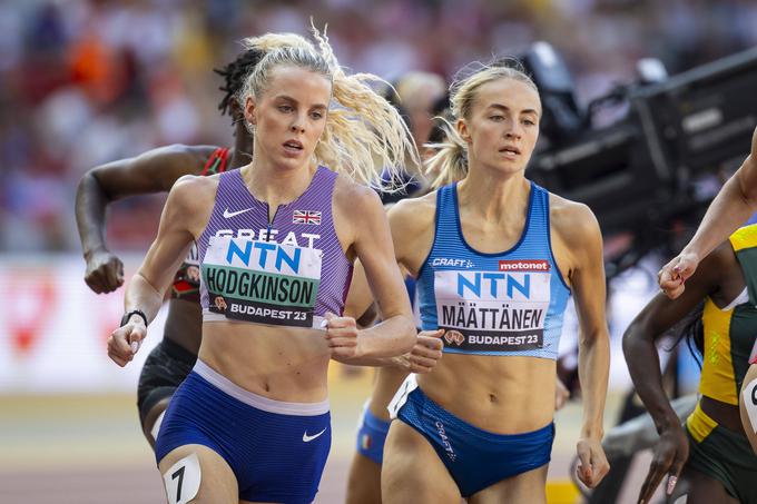 Eveliina Määttänen (desno) in Keely Hodgkinson, aktualna olimpijska prvakinja v teku na 800 metrov na svetovnem prvenstvu v Budimpešti 2023. | Foto: Guliverimage