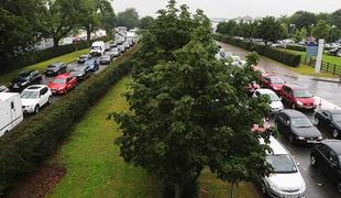Kljub dežju in kaosu na cestah se VN VB nadaljuje