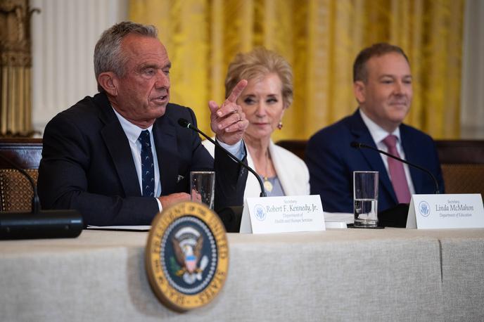 Robert F. Kennedy | Kennedy je v zapisu za časnik Wall Street Journal navedel, da je številne člane odbora, v katerem tradicionalno delujejo pediatri, epidemiologi, imunologi in drugi zdravniki, v zadnjem trenutku imenovala vlada demokratskega predsednika Joeja Bidna. Sedanja vlada tako do leta 2028 ne bi mogla imenovati večine v odboru. | Foto Guliverimage
