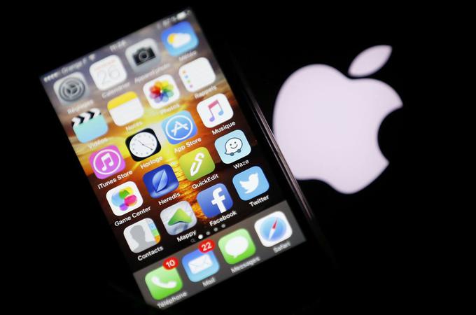 Prodaja pametnega telefona iPhone (na fotografiji) predstavlja več kot 65-odstotni delež Applovih prihodkov. Preostanek si v večji meri razdelijo tablice iPad in osebni računalniki Mac. | Foto: Reuters