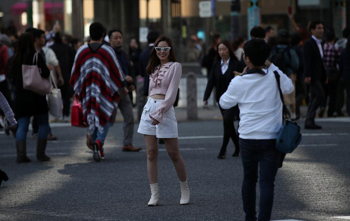 Shibuya, Tokyo | Pri hoji po ulicah in zlasti na prehodih za pešce pozornosti ne smemo usmeriti na mobilne telefone, temveč na prometne razmere in dogajanje okrog sebe. | Foto Reuters