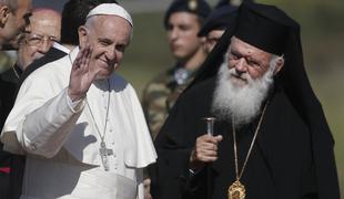 Frančišek je z Lezbosa v Vatikan odpeljal 12 beguncev