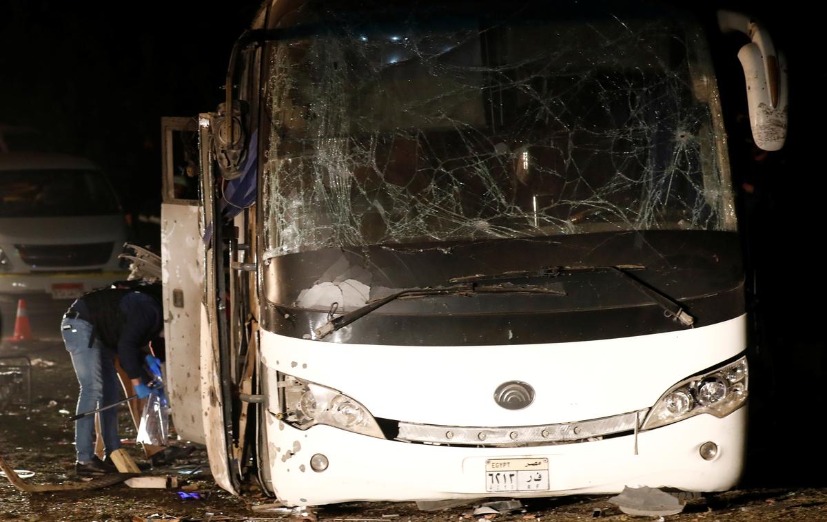 Napad Kairo | Avtobus je peljal mimo zidu, ob katerem je bila skrita bomba. | Foto Reuters