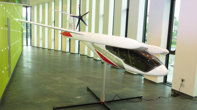 Maketa brezpilotnega letalnika, ki ga Pipistrel razvija tudi po naročilu Uberja.  | Foto: Pipistrel