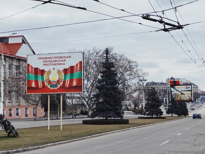 Glavno mesto Pridnestrja je industrijsko mesto Tiraspol, ki leži na levi strani Dnestra. Na fotografiji vidimo tablo pred vstopom v mesto, na kateri so pridnestrska zastava in grb ter napis v ruščini, ki se v slovenščini glasi: Pridnestrska moldavska republika. | Foto: Guliverimage/Vladimir Fedorenko