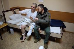 Zelenski obiskal ranjene vojake v Harkovu in se fotografiral z njimi