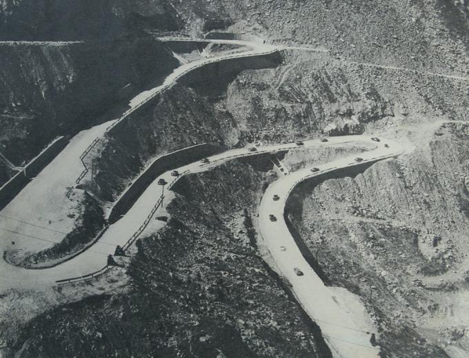 Cesta Transfagarasan leta 1974, ko so jo tudi uradno odprli. Asfaltirali so jo šele pozneje. | Foto: Thomas Hilmes/Wikimedia Commons