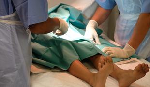 V Italiji hišni pripor za zdravnika zaradi obrezovanja dečkov